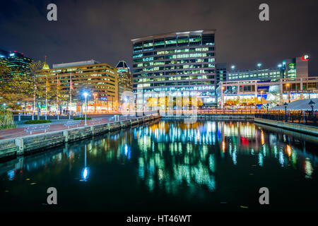 Edifici lungo Pratt Street di notte nel Porto Interno di Baltimore, Maryland. Foto Stock