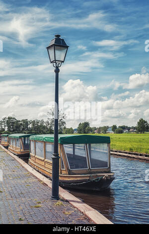 Ormeggiate imbarcazioni da diporto sul lungomare nella cittadina olandese di Giethoorn. Foto Stock