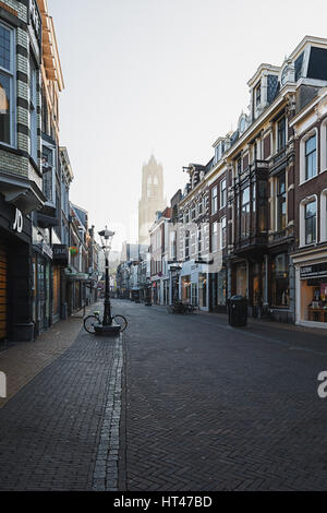 Utrecht, Paesi Bassi - 23 Ottobre 2016: la strada per lo shopping Zadelstraat nella vecchia città di Utrecht e sullo sfondo la torre di Dom. Foto Stock