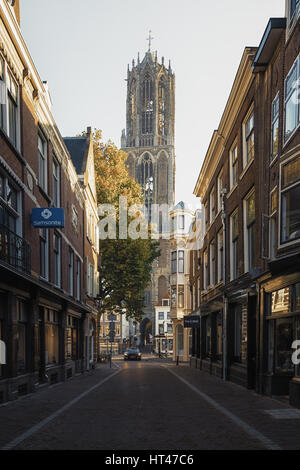Utrecht, Paesi Bassi - 23 Ottobre 2016: la strada per lo shopping Zadelstraat nella vecchia città di Utrecht e sullo sfondo la torre di Dom. Foto Stock