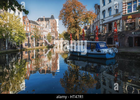 Utrecht, Paesi Bassi - 23 Ottobre 2016: barca in Oude Gracht nel centro storico della città di Utrecht Foto Stock