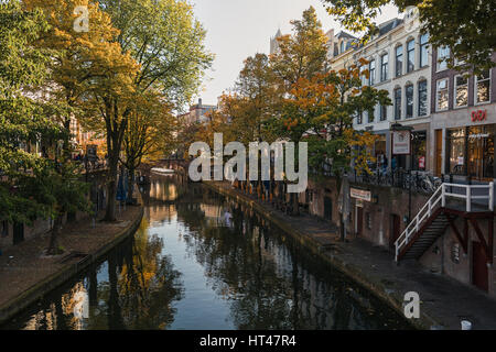 Utrecht, Paesi Bassi - 23 Ottobre 2016: La Oude Gracht nel centro storico della città di Utrecht Foto Stock