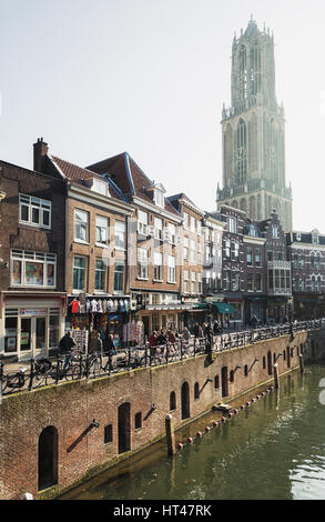 Utrecht, Paesi Bassi - 23 Ottobre 2016: La Oude Gracht nel centro storico della città di Utrecht, con lo sfondo della torre di Dom. Foto Stock