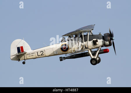 Royal Navy volo storico Pesce spada portante un siluro fittizia facendo una flypast a Duxford Air show in Cambridgeshire. Foto Stock