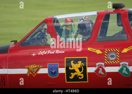 Lt Colonel Paul Rorive, e la sua mascotte di tartaruga taxi il belga Air Force Fouga Magister passato la folla a Duxford airshow. Foto Stock