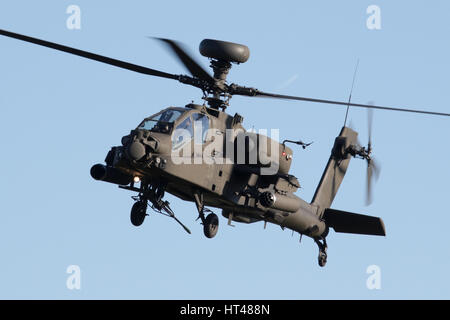 Army Air Corps Apache solo lato schermo scivolando lungo la linea della folla a Duxford Air show in Cambridgeshire. Nota il 30mm cannon essendo addestrati. Foto Stock