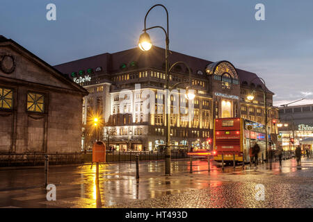 La germania,Berlino,Wittenbergplatz (Wittenberg Square), Tauentzienstrasse. Berlin il più grande magazzino KaDeWe su una serata piovosa Foto Stock