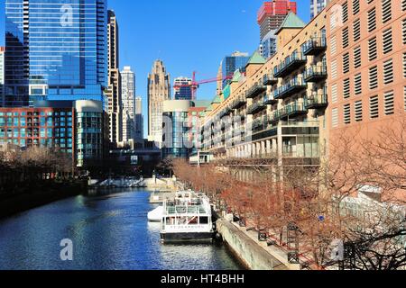 Una nave ormeggiata in un fiume Chicago canal in Chicago's est del fiume quartiere. La zona è compresa di utilizzo misto di edifici. Chicago, Illinois, Stati Uniti d'America. Foto Stock