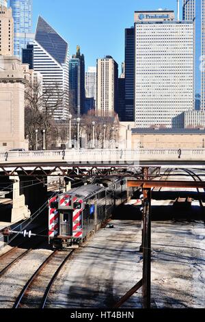 Un inbound Metra treno dei pendolari in arrivo lungo trackage elettrificate a Chicago's VanBuren Street Station. Chicago, Illinois, Stati Uniti d'America. Foto Stock