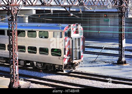 Un inbound Metra treno dei pendolari in arrivo lungo trackage elettrificate a Chicago's VanBuren Street Station. Chicago, Illinois, Stati Uniti d'America. Foto Stock