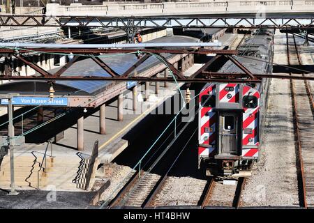 Un Metra treno dei pendolari seduti sul trackage elettrificate a Chicago's VanBuren Street Station. Chicago, Illinois, Stati Uniti d'America. Foto Stock