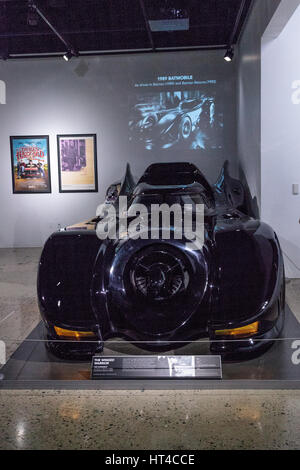 Los Angeles, CA, Stati Uniti d'America - 4 Marzo 2017: Nero 1989 Batmobile pilotato nel film di Batman al Petersen Automotive Museum di Los Angeles, California, Onu Foto Stock