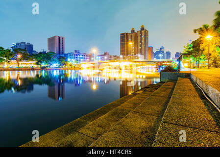 Vista del fiume dell'amore di notte in Kaohsiung Foto Stock