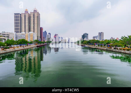 Kaohsiung, Taiwan - 26 novembre: questa è una vista del fiume dell'amore con kaohsiung quartiere finanziario nella distanza su novembre 26, 2016 in Kaohsiung Foto Stock