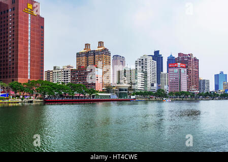 KAOHSIUNG, Taiwan - 26 novembre: questa è una vista Kaoshiung financial district riverside edifici ed alberghi a Novembre 26, 2016 in Kaohsiung Foto Stock