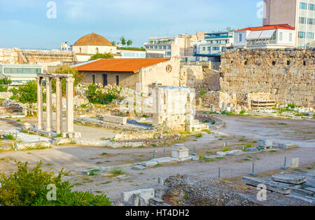 La vista su resti di edifici della libreria che è la parte dei siti archeologici di Arhens, Grecia Foto Stock