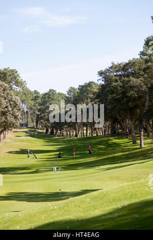 Il 18 buche par 72 del campo da golf di Seignosse (Landes - Francia). Collinare e costruito con il lago e i pericoli di stagno, e si snoda attraverso la foresta di pini. Foto Stock