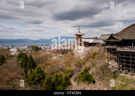 Vista di Kiyomizu dera, Buddisht tempio, con la città di Kyoto in background, Giappone Foto Stock