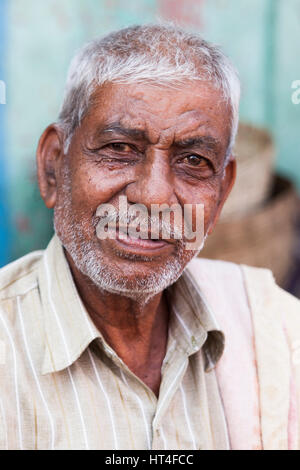 Uomo sorridente al mercato di Mapusa nel Nord Goa, India. La gente dal circostante venite a Mapusa a vendere la loro mercanzia. A differenza di altri turistico-orientato Foto Stock