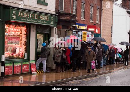 Code di persone al di fuori di un negozio di macellaio in anticipo di Natale . Assoni di Didsbury macellai Foto Stock