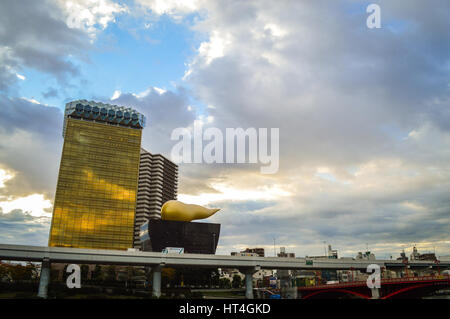 Tokyo, Giappone - 12 Novembre 2013 : Asahi Beer Tower è vicino a Tokyo Skytree. Foto Stock