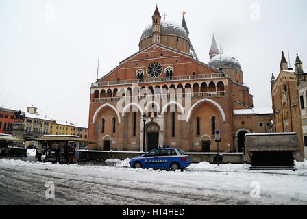 Padova, Italia. Prima neve sulla città. La Basilica di Sant'Antonio e le auto della polizia nella neve. Foto Stock