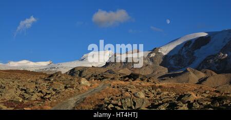 Sentiero escursionistico in Zermatt. Findel ghiacciaio morena e. Vista da Fluhalp. Foto Stock