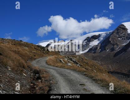 Di scena sul modo per Fluhalp. Curva della strada di ghiaia. Findel ghiacciaio. Paesaggio in Zermatt. Foto Stock