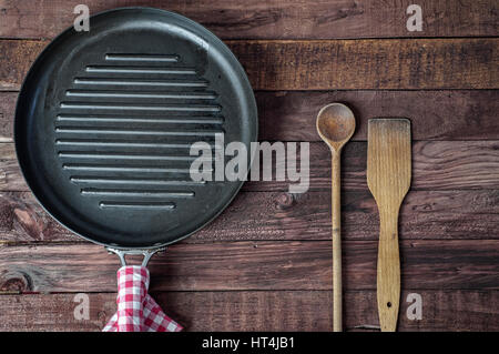 Svuotare padella per grigliare in legno e utensili da cucina, vista dall'alto Foto Stock