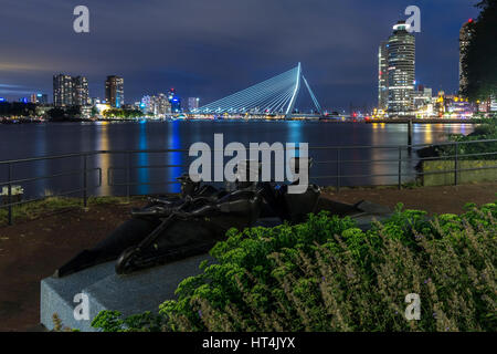 Rotterdam skyline della città di notte. Colpo da dockside centro città skyline è chiaramente visibile sullo sfondo Foto Stock