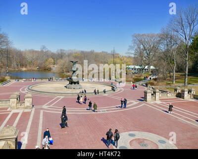 Visitatori godendo la fontana di Bethesda e terrazza da una distanza, al Central Park di New York City, New York, Stati Uniti d'America. Foto Stock