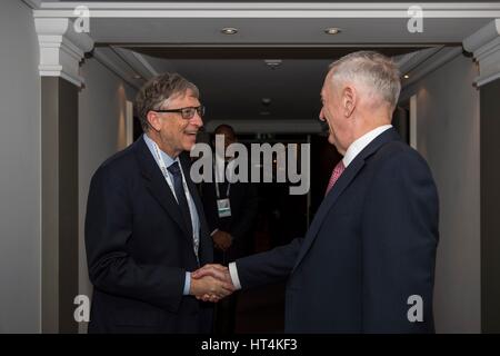 Cofondatore di Microsoft Bill Gates (sinistra) soddisfa con U.S. Il Segretario della Difesa James Mattis durante il 2017 in occasione della conferenza di Monaco sulla sicurezza febbraio 17, 2017 a Monaco di Baviera, Germania. (Foto di Brigitte N. Brantley /DoD via Planetpix) Foto Stock