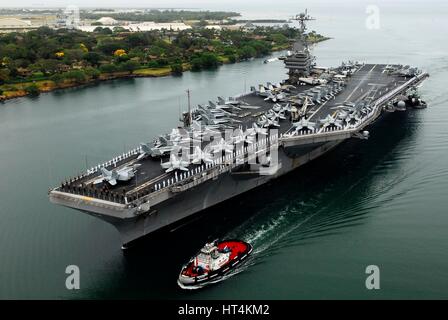 U.S. marinai uomo le rotaie a bordo della USN Nimitz-class portaerei USS John C. Stennis come passa la USS Arizona Memorial mentre in transito 28 maggio 2009 nel porto di perla, Hawaii. Foto Stock