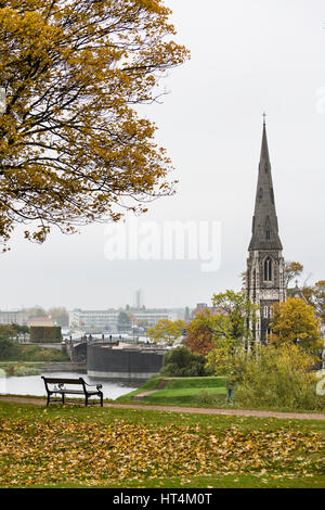 San Alban la Chiesa e il Parco di Copenaghen, Danimarca sul grigio di una giornata autunnale. Foto Stock