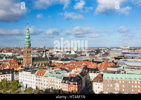 Vista sul centro di Copenhagen, in Danimarca con il Nikolaj chiesa a sinistra. Foto Stock