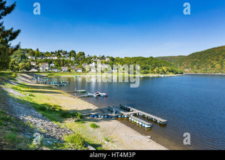 Bay presso il villaggio di Rurberg al Lago Rur in Eifel, Germania. Foto Stock