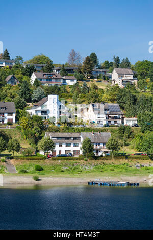 Le case del borgo Rurberg al Lago Rursee con perfect blue sky in estate in Eifel, Germania. Foto Stock