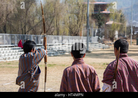 Il Bhutan, Thimphu, capitale del Bhutan. Tiro con l'arco locale competizione giocate in costumi tradizionali. Sport più popolare in Bhutan e lo sport nazionale. Foto Stock