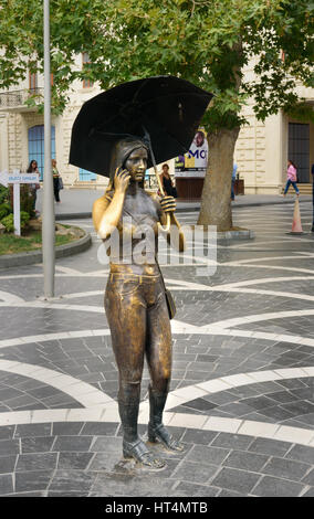 Baku in Azerbaijan - 10 Settembre 2016: sulla scultura ragazza con umbrellaFountain piazza nel centro della citta'. Baku è la più grande città sul Mar Caspio a Foto Stock