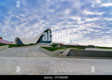 Baku in Azerbaijan - Settembre 11, 2016: Heydar Aliyev Center è un centro di 57,500 m2. Il Centro dispone di una sala conferenze, sala galleria e museo. Ha aperto il 10 M Foto Stock