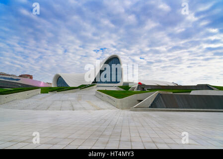 Baku in Azerbaijan - Settembre 11, 2016: Heydar Aliyev Center è un centro di 57,500 m2. Il Centro dispone di una sala conferenze, sala galleria e museo. Ha aperto il 10 M Foto Stock