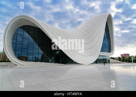 Baku in Azerbaijan - Settembre 11, 2016: Heydar Aliyev Center è un centro di 57,500 m2. Il Centro dispone di una sala conferenze, sala galleria e museo. Ha aperto il 10 M Foto Stock