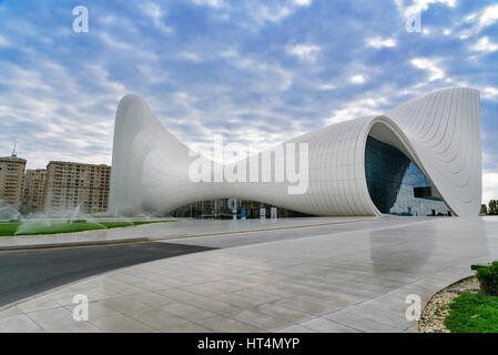 Baku in Azerbaijan - Settembre 11, 2016: Heydar Aliyev Center è un centro di 57,500 m2. Il Centro dispone di una sala conferenze, sala galleria e museo. Ha aperto il 10 M Foto Stock