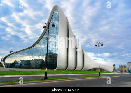 Baku in Azerbaijan - Settembre 11, 2016: Heydar Aliyev Center è un centro di 57,500 m2. Il Centro dispone di una sala conferenze, sala galleria e museo. Ha aperto il 10 M Foto Stock