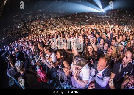 Milano, Italia. 06 Mar, 2016. Banda italiana Modà eseguire live al Mediolanum Forum per il loro tour "Passione maledetta". Credito: Mairo Cinquetti/Pacific Press/Alamy Live News Foto Stock