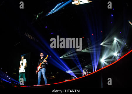 Milano, Italia. 06 Mar, 2016. Banda italiana Modà eseguire live al Mediolanum Forum per il loro tour "Passione maledetta". Credito: Mairo Cinquetti/Pacific Press/Alamy Live News Foto Stock