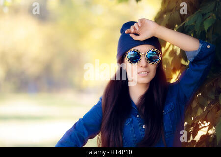 Street Style Moda ragazza in denim Shirt indossando occhiali da sole blu Foto Stock