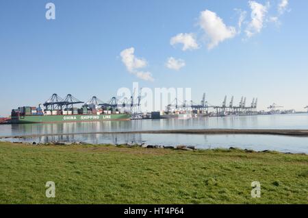 Porto di FELIXSTOWE SUFFOLK REGNO UNITO 24 FEBBRAIO 2016: vista del porto dalla impostazione rurale Foto Stock