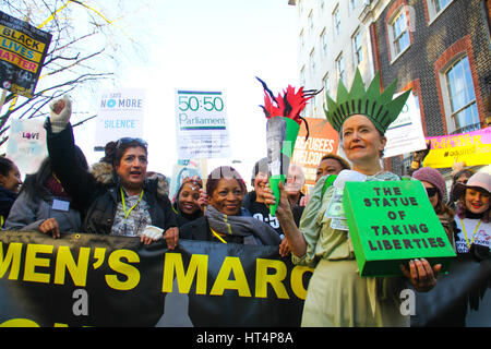 LONDON, Regno Unito - 21 gennaio: una donna vestita come la statua della libertà si vede nella parte anteriore delle donne del marzo a Londra come parte di una campagna internazionale sul primo giorno intero di Donald Trump assumerà la presidenza il 21 gennaio 2017. Il London marzo è uno dei quasi 700 sorella marche che si svolge in oltre sessanta paesi, gli organizzatori hanno lo scopo di evidenziare la questione dei diritti delle donne che percepiscono per essere minacciato dalla nuova amministrazione americana. © David Mbiyu/Alamy Live News Foto Stock