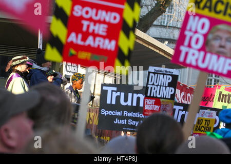 LONDON, Regno Unito - 21 gennaio: un altoparlante visto tra cartelloni al di fuori dell'Ambasciata americana in anticipo delle donne del marzo a Londra come parte di una campagna internazionale sul primo giorno intero di Donald Trump assumerà la presidenza il 21 gennaio 2017. Il London marzo è uno dei quasi 700 sorella marche che si svolge in oltre sessanta paesi, gli organizzatori hanno lo scopo di evidenziare la questione dei diritti delle donne che percepiscono per essere minacciato dalla nuova amministrazione americana. © David Mbiyu/Alamy Live News Foto Stock